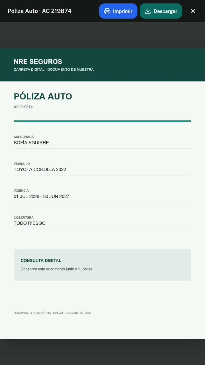 Visor de póliza en el celular con los botones Imprimir y Descargar y una póliza de auto de muestra, sin validez contractual.